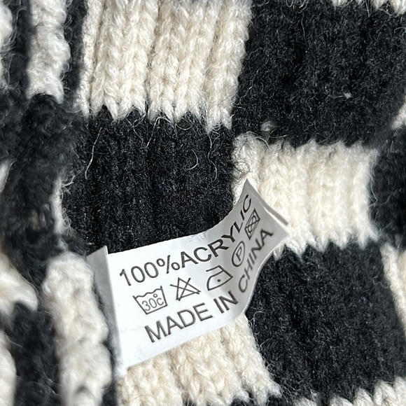 Knit check toboggan with pompom on top. Great condition. Small, black/cream - Picture 3 of 3